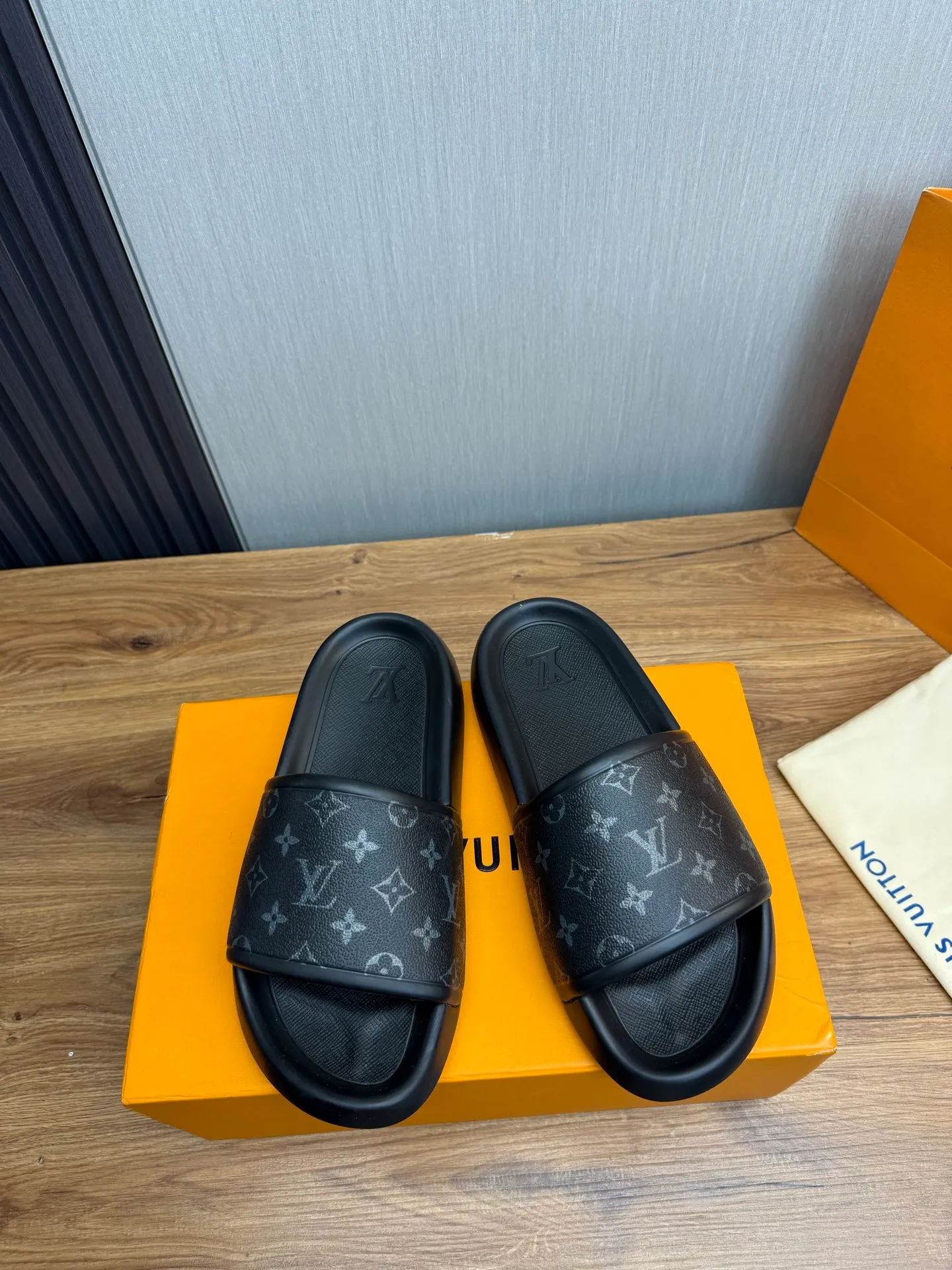 Men's shoes 💰280💰 ▪️LV's popular Little Red Book popular slippers hot sale: 1 shipment✅ Super textured and comfortable slippers, original TPU outsole. Authentic counter box drawer box packaging 🎁Size 38-45